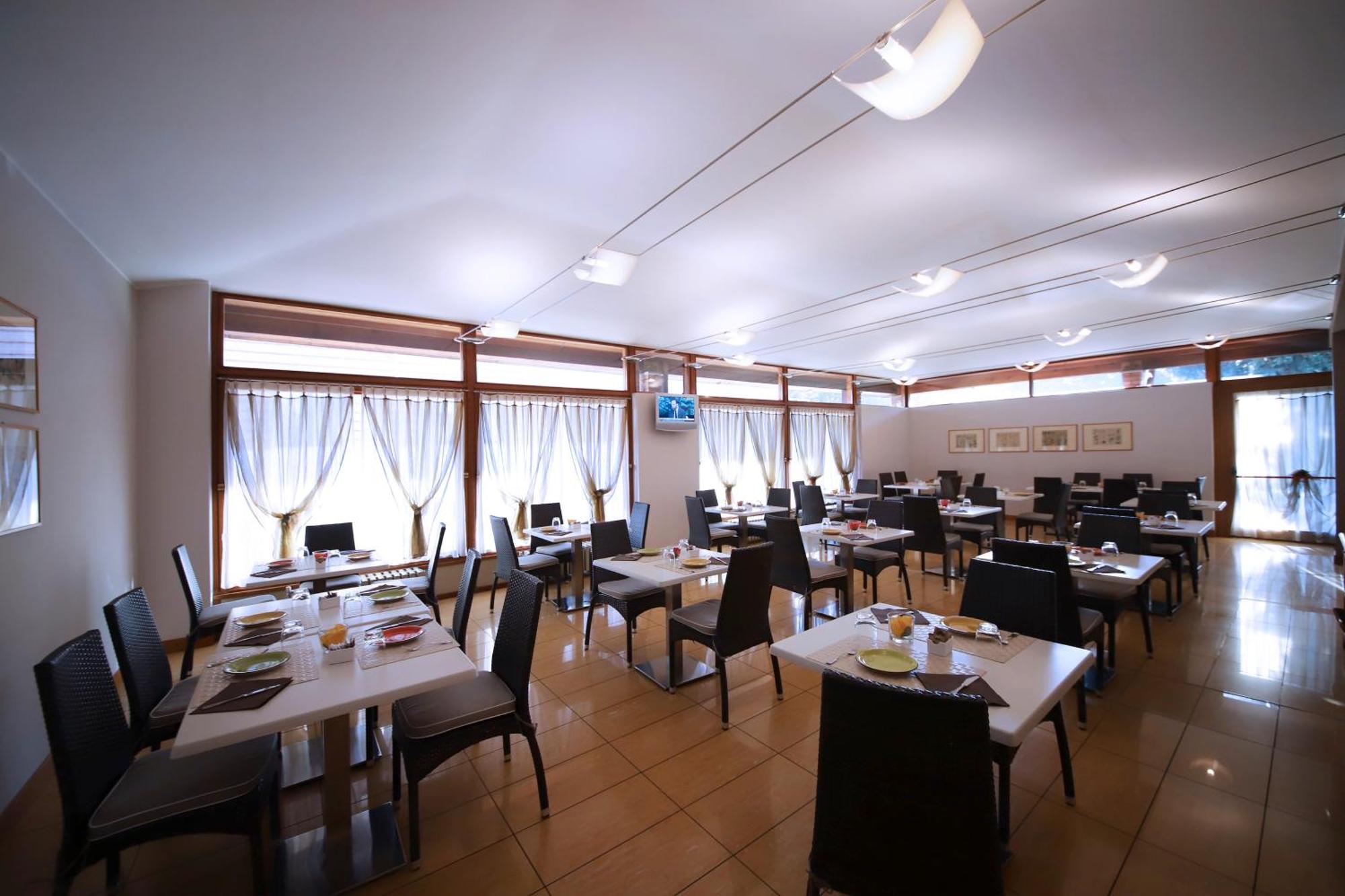 Monica Hotel Fiera Pregnana Milanese Exterior photo