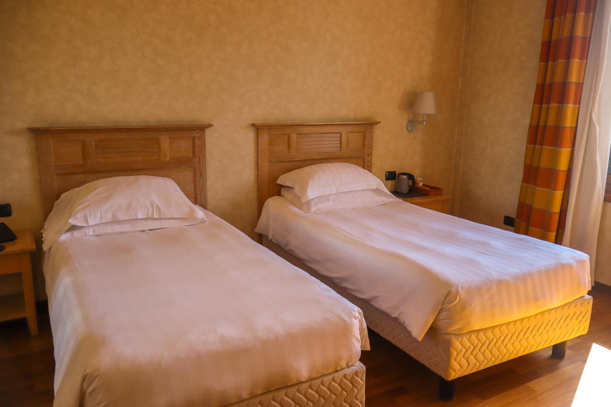 Monica Hotel Fiera Pregnana Milanese Exterior photo