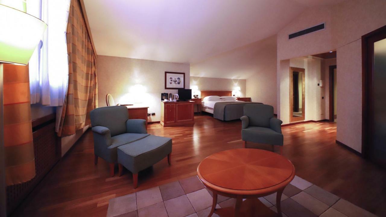 Monica Hotel Fiera Pregnana Milanese Exterior photo