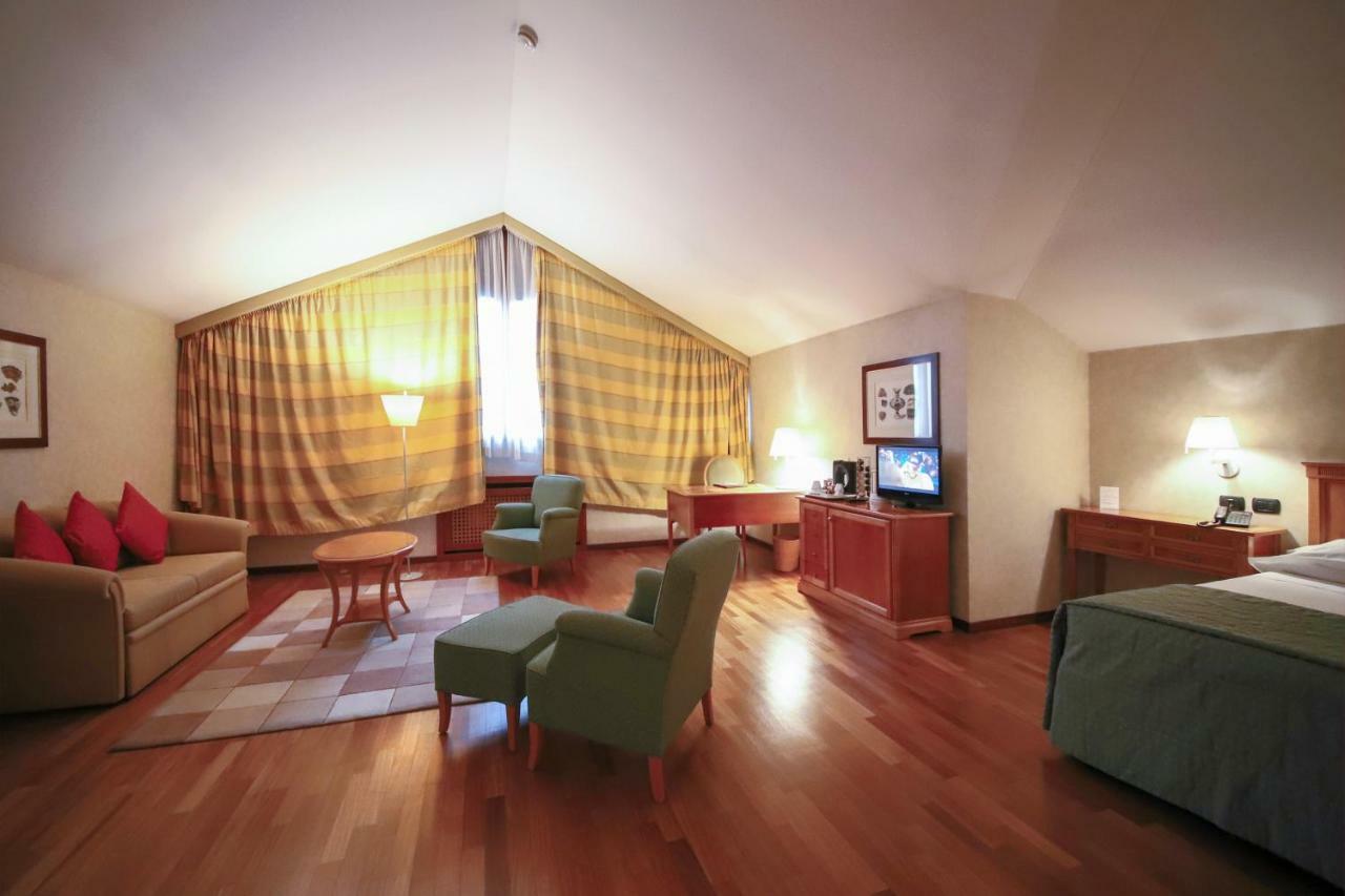 Monica Hotel Fiera Pregnana Milanese Exterior photo
